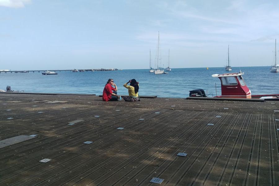 2018年，两位Agnes Scott的留学生在马提尼克岛聊天.