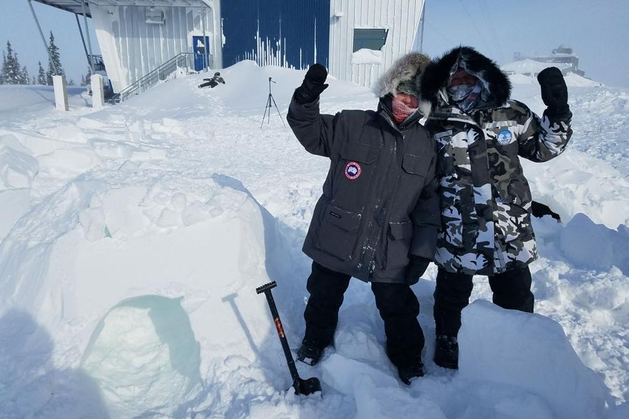 2017年，在加拿大马尼托巴省，两位艾格尼丝·斯科特(Agnes Scott)留学的共同领导人在暴风雪中挥手致意.