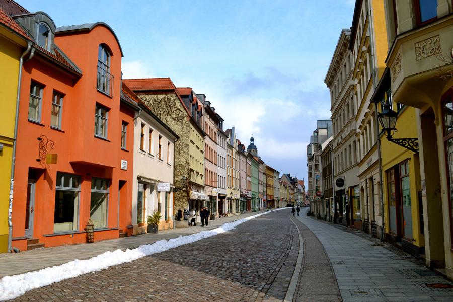 色彩缤纷的房屋沿着德国的鹅卵石街道惠滕堡街排列.